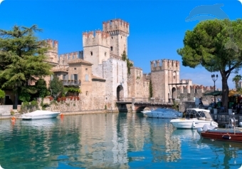 Het kasteel van Sirmione aan het Gardameer Het kasteel van Sirmione aan het Gardameer