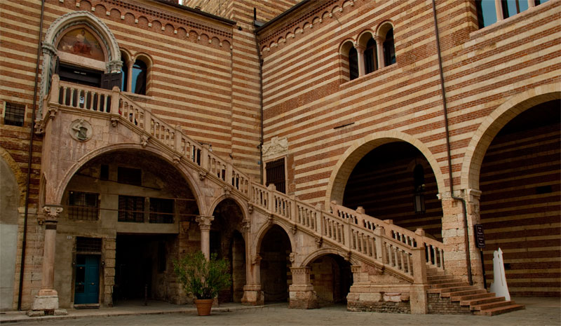 Palazzo della Ragione - galerie voor moderne kunst in Verona