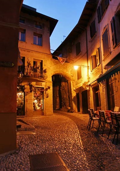 Shoppen onder de sterrenhemel in Malcesine Shoppen onder de sterrenhemel in Malcesine